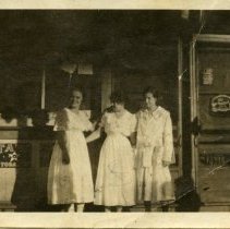 Mamie, Barbara, and Kate Wieduwilt
