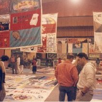 Group observes the quilts