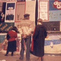 People observes the quilts