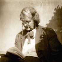 Elbert Hubbard reading