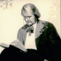 Elbert Hubbard reading.