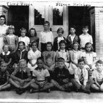 Photo of 1941 or 1942 students
