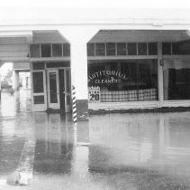 Flood of 1939 - Northwest corner of State & 5th St. in front of the Suitito