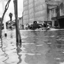Flood of 1939 - Cars driving through flood waters on the 600 block of State