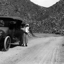 Mt. Springs Grade. Mrs. Hetzel, holding daughter, standing by the family ca