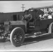 Leo Hetzel & family seated in Thomas auto