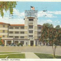 Planters Hotel faces cool green plaza within one block of the Heart of the