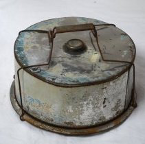 Cake tin / storage / travel container.