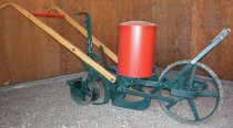 Single-row Single-horse-drawn Corn Seeder