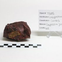 Magnetite, 7585. Front view w/scale bar.