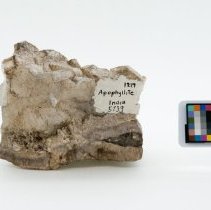 Apophyllite, 5739. Reverse view w/scale bar.