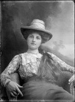 Portrait of a woman. T.E. Taylor studio, 1896-1910.