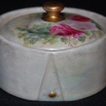 Small dish with lid of the Vienna line from factory in Klášterec, Austria.