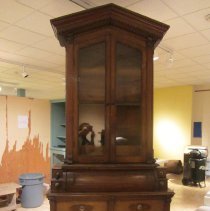 Bella Vista Hotel bookcase