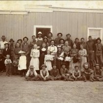 Truelsen family with farm hands