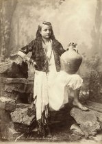 Jeune fille du Liban en costume de féte