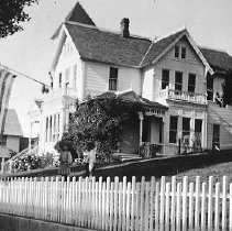 Jewett house in Gardiner, OR with American flag flying