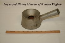 Spitton with handle made of metal.