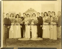 Picture of a wedding party, seems to be a double wedding