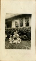 Robert G. Turner, his two children and an unknown woman, 1933-1935