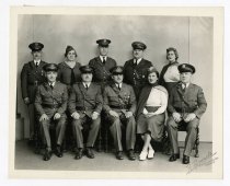 Grupa mczyzn i trzy kobiety w mundurach