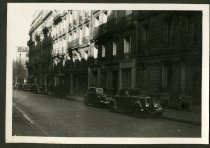 Widok ulicy, kamienic i zaparkowanych samochodow