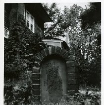 21st milestone, East Lincoln Avenue