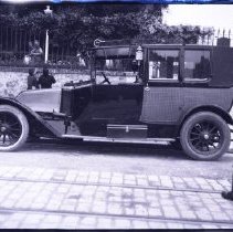 Automobile belonging to the Iselin family (?)