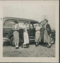 24.15.001, Potograph of friends from Dorothy Anne Huffman Bridgewater Coll