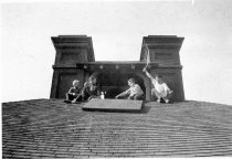 Mill Valley Summit School roof with students on Armistice Day, 1918