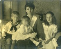 Eleanor "Dolly" Jenkins with her children , circa 1920