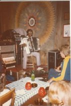 14 photos interior Sweetwater musicians on stage