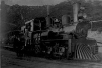 Crew by the engine at the summit, July 1907