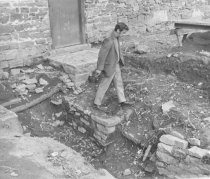 Mouns Jones House, amateur archaeological dig (1970)