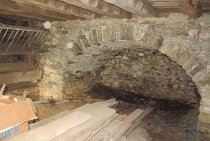 cellar vaults with shared impost-pier