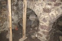 arch-form support vault under entry to mow floor: Hunter-Shelley barn