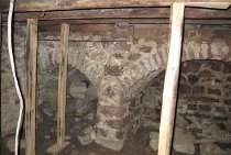 Douglass vault-pier with triangular-prism impost