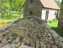 #9, photo 9886: re-aligned extrados [outer] stones on vault