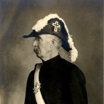 W. E. Sivright in Hutchinson Commandery No. 40, Knights Templar regalia