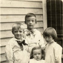 Jay E. Gould children: George, Jay Jr., Helen & Katherine, 1913