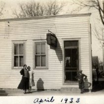Alfred "Fritz" Zupfer Billards and Barber Shop, Biscay, 1933