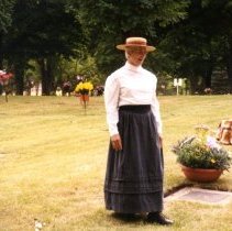 Joan Arndt as Isabel Case