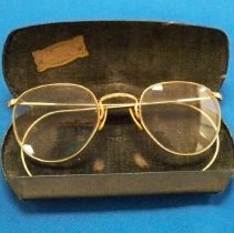 Black eyeglass case and eyeglasses