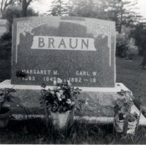 Margaret & Carl W. Braun tombstone