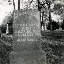 Dorthea Pust gravestone