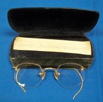 Gold wire eyeglasses with case
