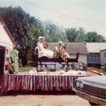 Cutlar sleigh on Glencoe Pioneers float, 1976