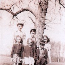 District 11, Komensky, Children Under a Tree