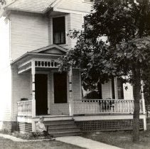 House & child Jay Beytien