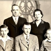Milton Schwarze family, 1943